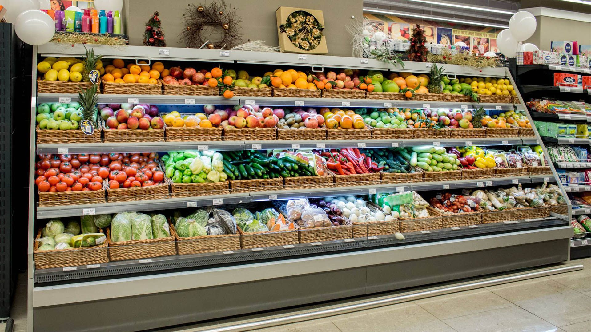 Как называется прилавок. Магазинный прилавок. Прилавки супермаркета. Витрина овощи фрукты. Витрина с продуктами.